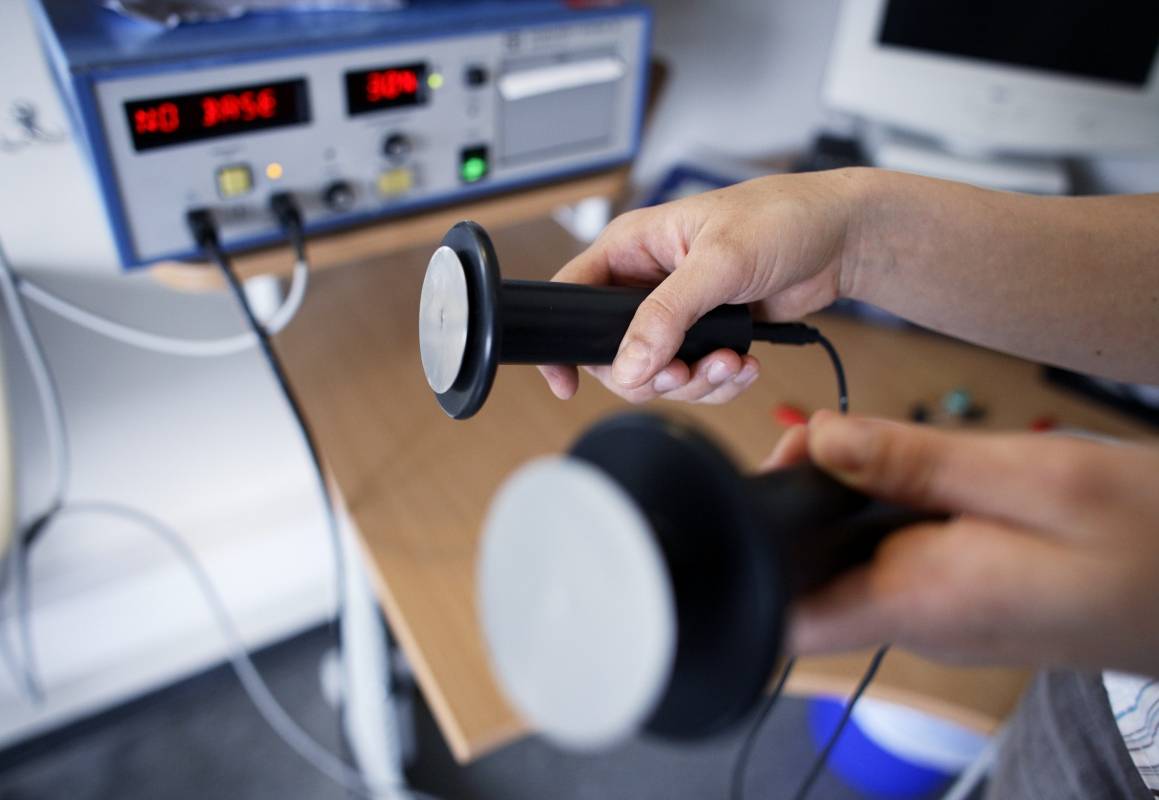 To hender holder frem apparatet som brukes til elektrosjokkbehandling ved Haukeland Universitetssykehus. Foto: Paul Sigve Amundsen/Samfoto/Scanpix
